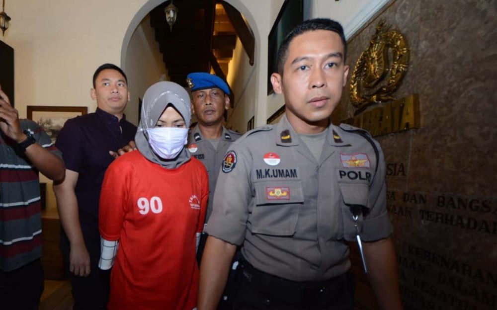 Zikria, penghina Wali Kota Risma saat digiring di Mapolrestabes Surabaya