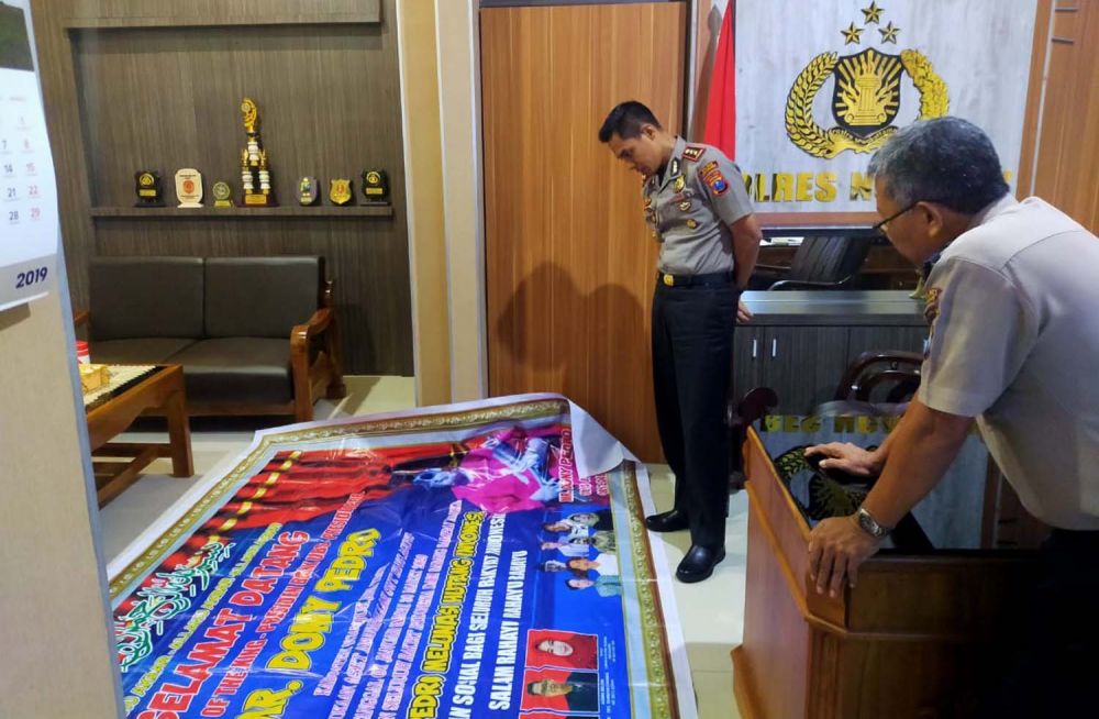 Kapolres Nganjuk AKBP Handono Subiakto melihat barang bukti yang disita dari para pengikut IMD 'King of The King' di Nganjuk