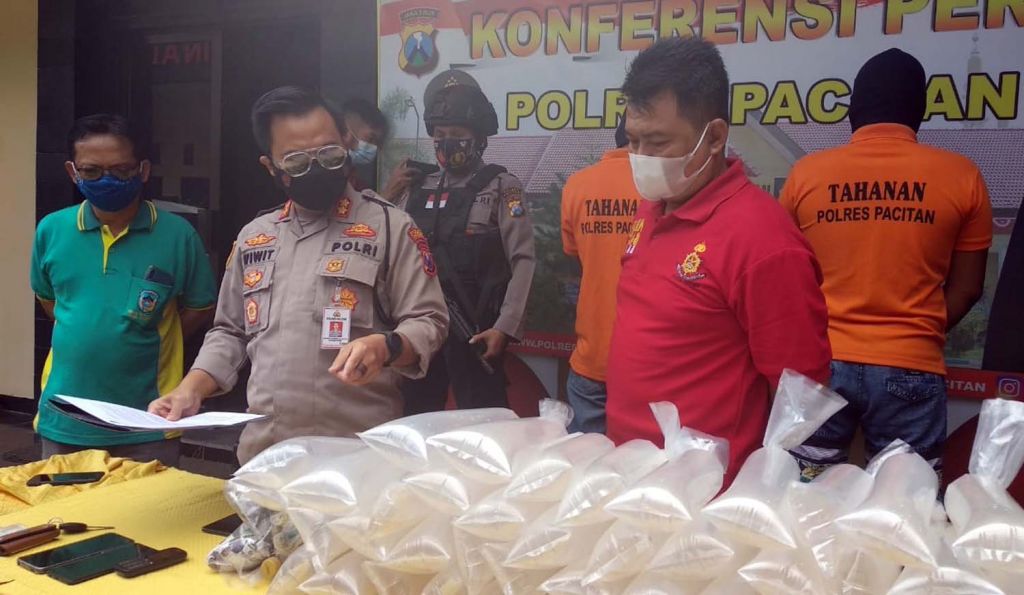 Barang bukti benih lobster ilegal dan dua kurir diamankan di Mapolres Pacitan