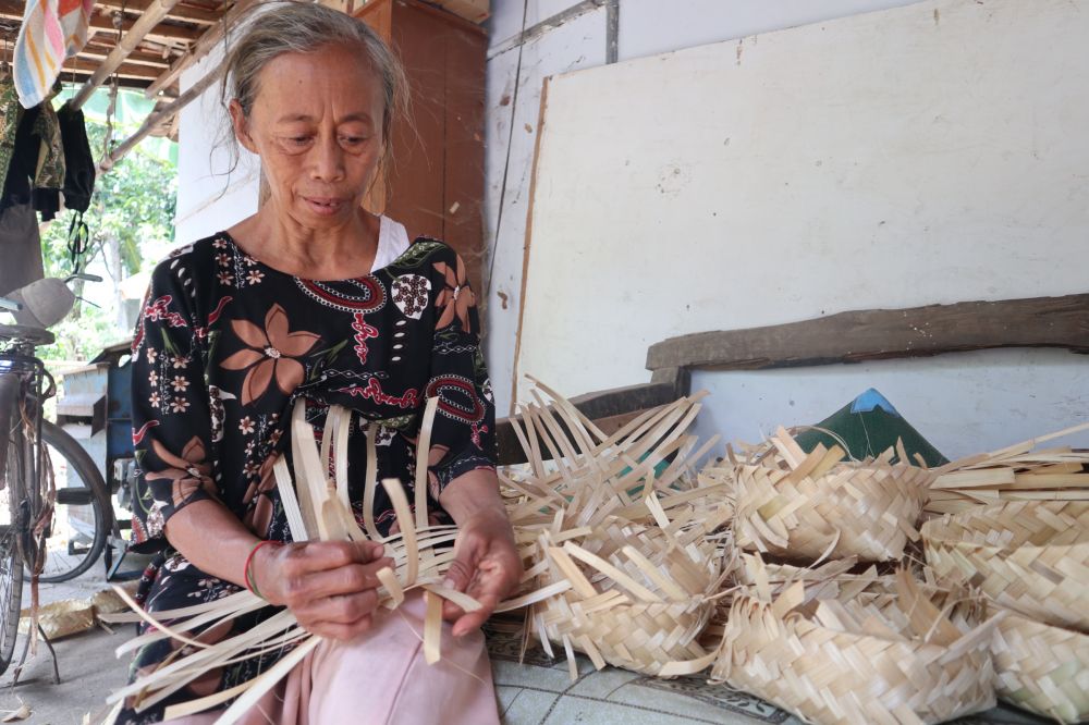 Pengrajin besek bambu di  Kecamatan Mlarak, Kabupaten Ponorogo