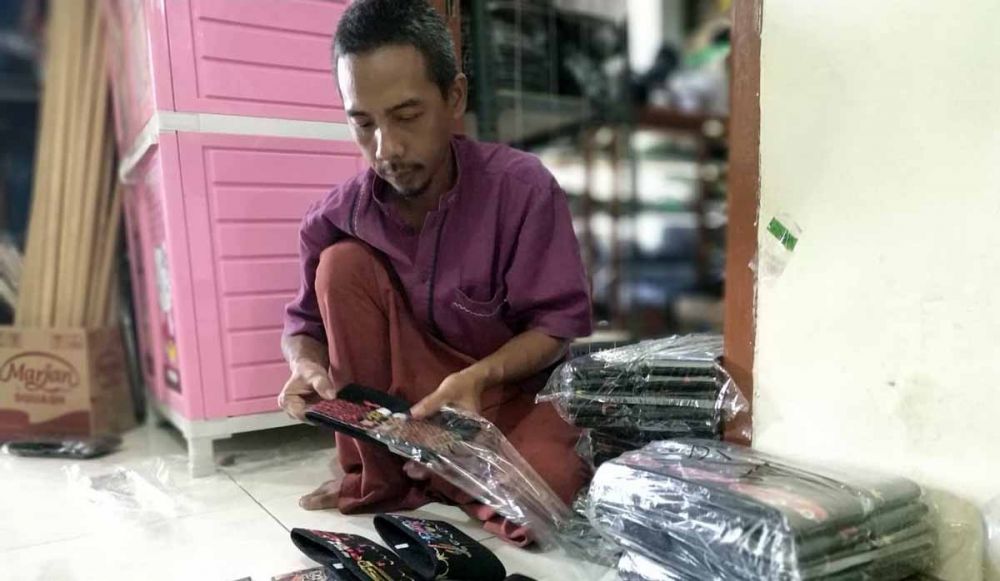 Ahmad Dimyati membungkus songkok-songkok buatannya