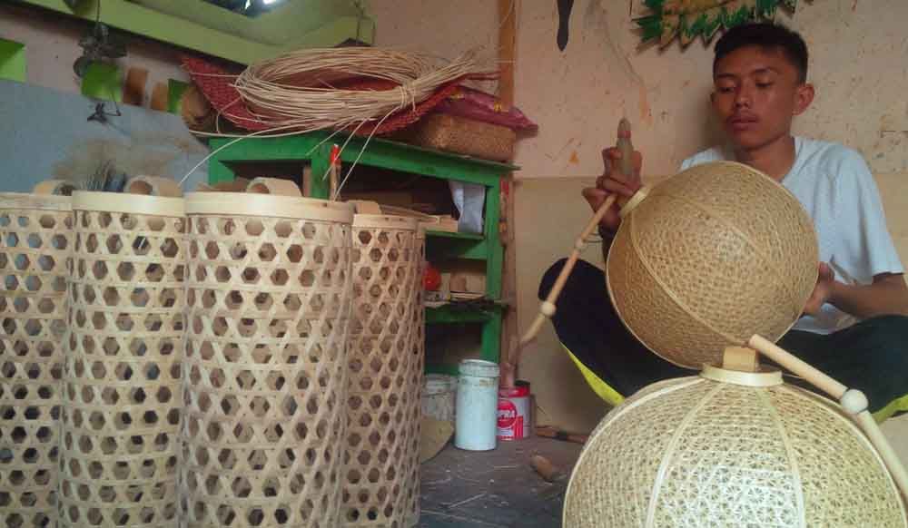 Pengrajin lampion di Desa Gintangan menyelesaikan pesanan