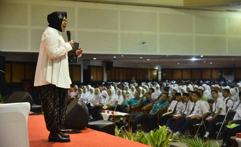 Wali Kota Surabaya Tri Rismaharini mengajak ratusan siswa SMP untuk berani menolak ajakan buruk