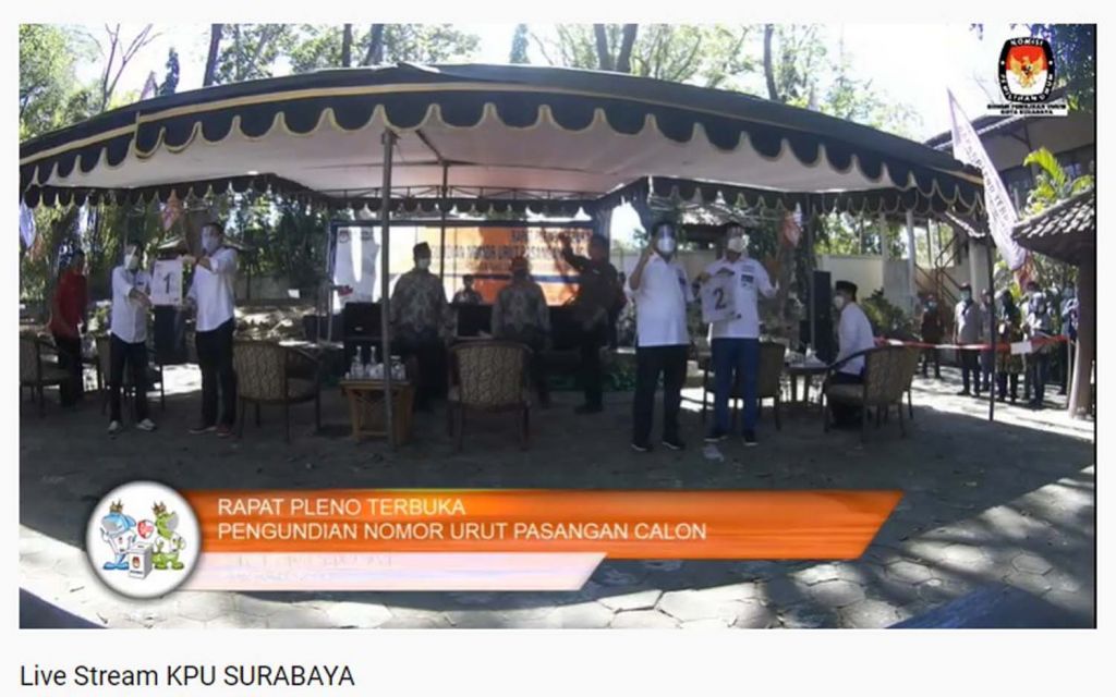 Dua paslon di Pilwali Surabaya 2020 menunjukkan nomor urut masing-masing (Foto: Tangkapan layar)