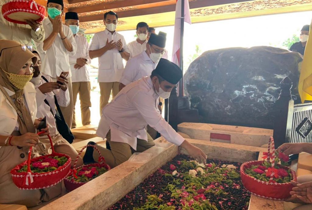 Sekjen Partai Gerindra Ahmad Muzani dan rombongan saat berziarah ke Makam Bung Karno di Kota Blitar