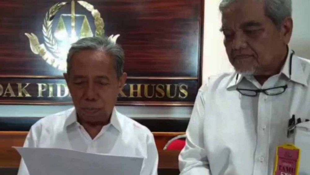 Ketua Dewan Pembina YKP, Sartono (kiri) dan anggota dewan pembina YKP Chiorul Huda di Kejati Jatim