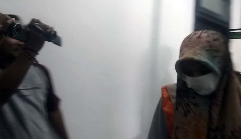 Terdakwa VRY di Kejaksaan Negeri Kabupaten Mojokerto