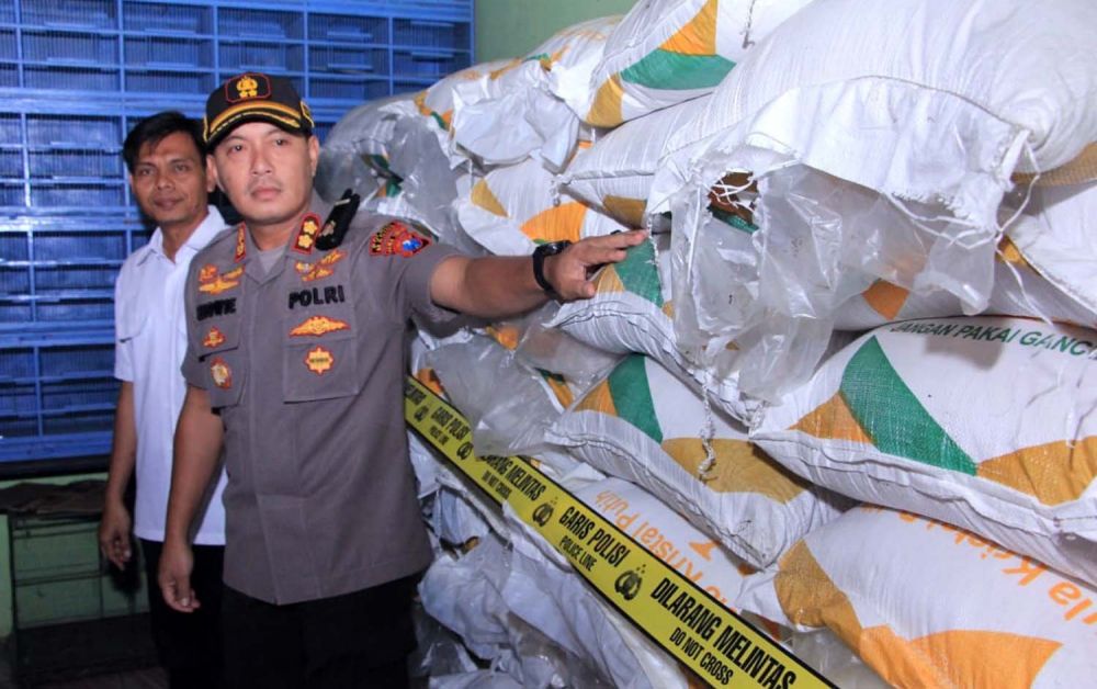 Kapolres Madiun AKBP Eddwi Kurniyanto di tempat penimbunan gula pasir