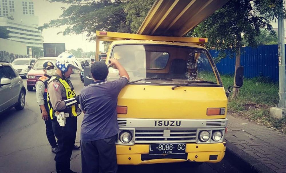 Salah satu angkutan barang yang over dimension dan over loading  di Surabaya ditindak