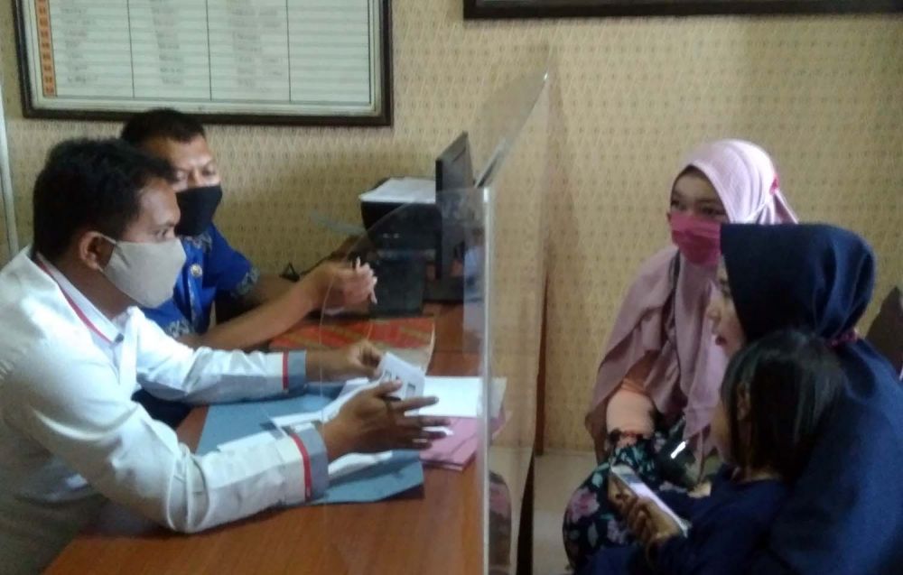 Dua ibu muda korban penipuan arisan online saat melapor ke Mapolres Probolinggo Kota