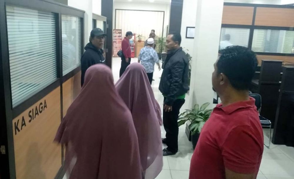 Para calon jemaah haji korban penipuan saat melapor ke SPKT Polda Jatim