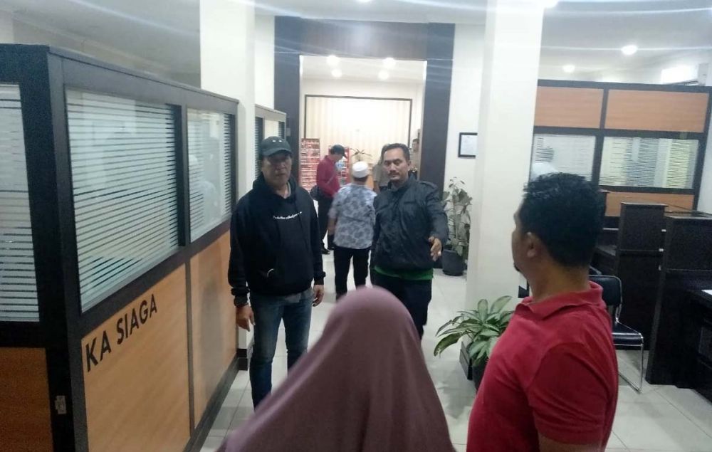 Para jemaah calon haji yang tertipu saat melapor ke SPKT Polda Jatim