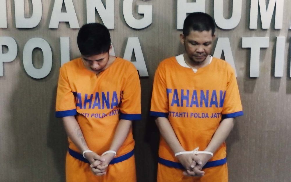 Dua pria penipu yang catut nama AKBP Arman Asmara diamankan di Mapolda Jatim