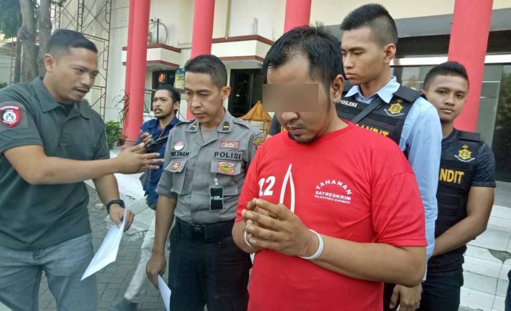 Kanit Resmob Polrestabes Surabaya, Iptu Bima Sakti (kiri) menginterogasi tersangka