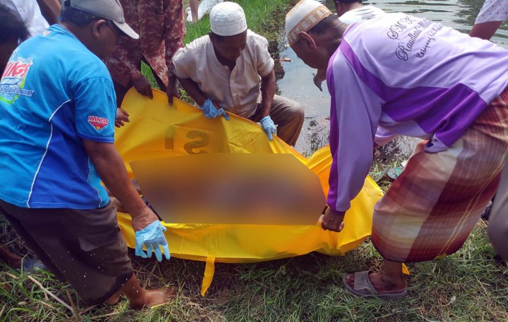 Petugas dibantu warga mengevakuasi mayat Mustofa