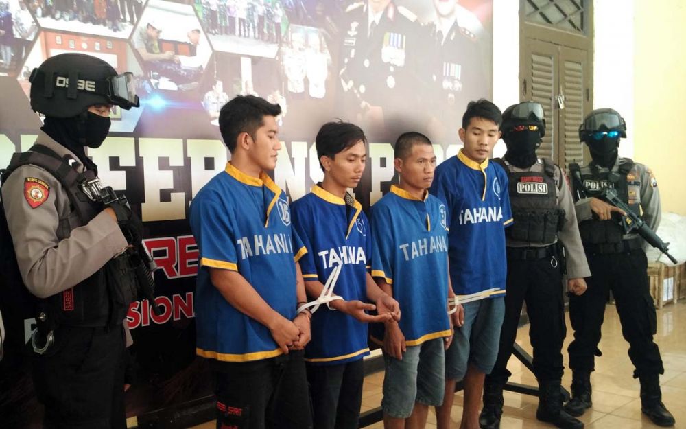 Hariyanto (tengah rambut cepak), penjual bakso pencuri motor diamankan di Mapolres Pasuruan