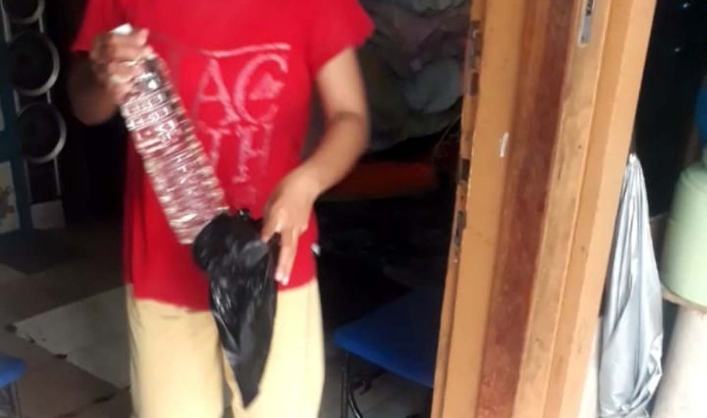 Penjual miras oplosan jenis cukrik di Baratajaya, Surabaya masih melayani pembeli