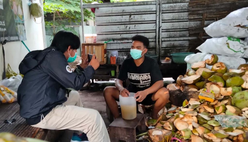 Salah satu penjual degan hijau di kawasan Manyar Sabrangan, Surabaya
