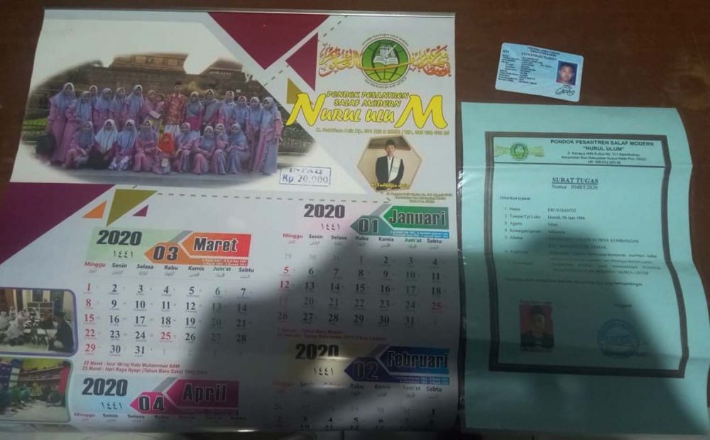 Kelender yang dijual pelaku dan surat tugas yang dibawanya