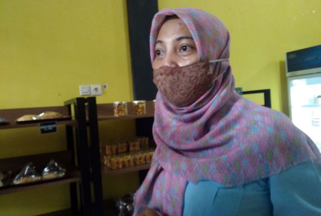 Tari, penjual roti di Kota Probolinggo yang jadi korban penipuan