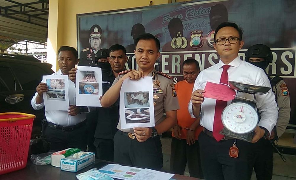 Kapolres Mojokerto AKBP Setyo Koes Heriyatno dan Kasatreskrim AKP Dewa Yoga membeberkan barang bukti dan tersangka