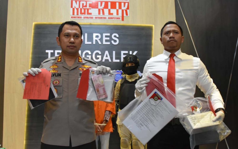 Kapolres Trenggalek AKBP Jean Calvijn Simanjuntak dan Kasatreskrim Iptu Bima Sakti menunjukkan barang bukti