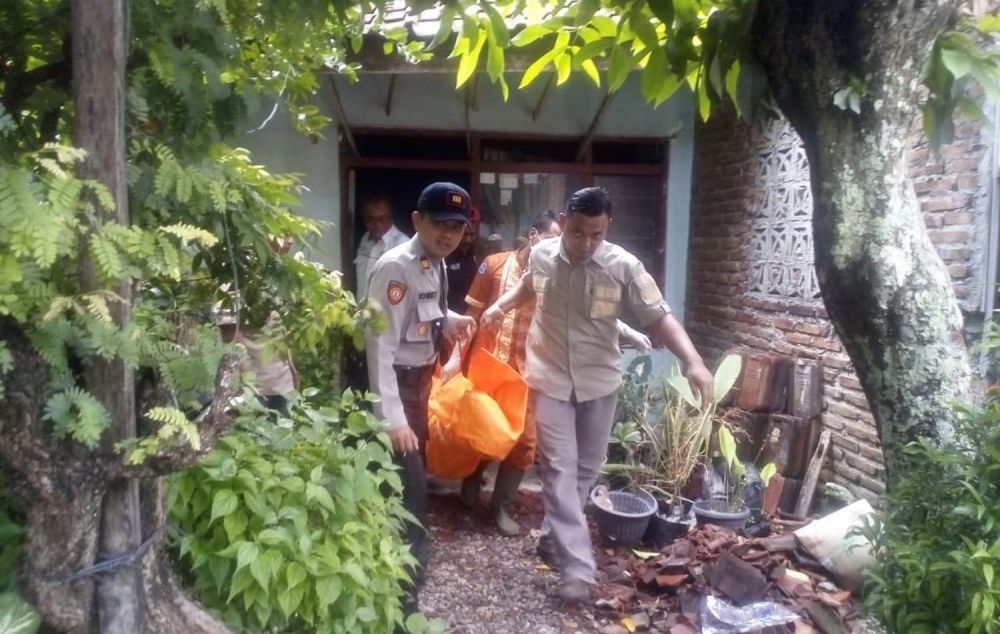 Petugas mengevakuasi jasad pensiunan PNS di Ngawi