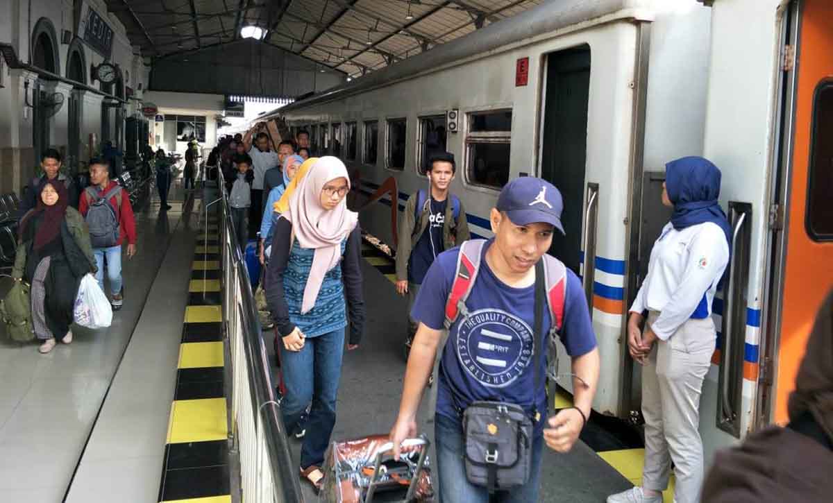 Sejumlah penumpang kereta api padati salah satu stasiun di wilayah Daop 7 Madiun