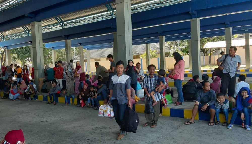Para penumpang bus ekonomi menumpuk di Terminal Seloaji Ponorogo