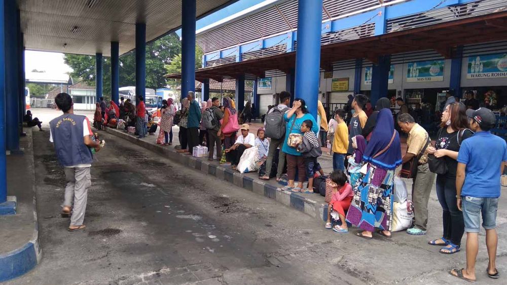 Ratusan Penumpang Bus Arus Balik Lebaran 2019 Menumpuk di Tulungagung