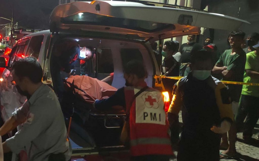 Proses evakuasi jasad pria berkaos perguruan silat di Surabaya