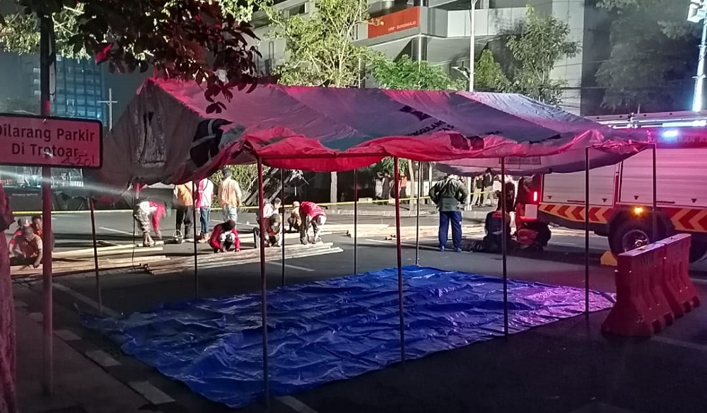 Pemkot Surabaya memasang tenda dan menutup Jalan Raya Gubeng yang ambles dengan seng.
