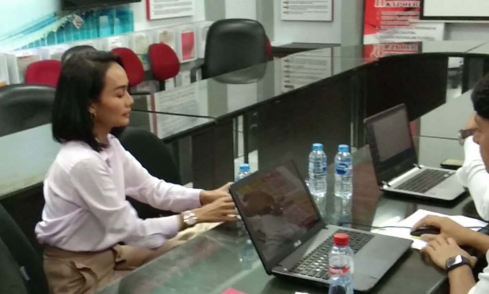Penyanyi Eka Deli saat menjalani pemeriksaan Penyidik Ditreskrimsus Polda Jatim