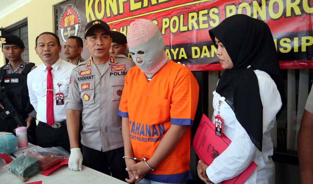 CAP (pakai kerpus) ditangkap setelah terbukti menyebarkan video setengah bugil kekasihnya