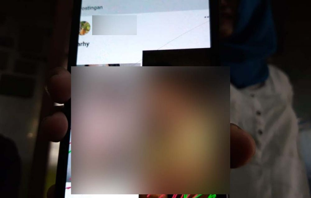 Foto bugil salah seorang gadis asal Ngawi yang disebarkan AB, pelajar SMA asal Bojonegoro ke Facebook 