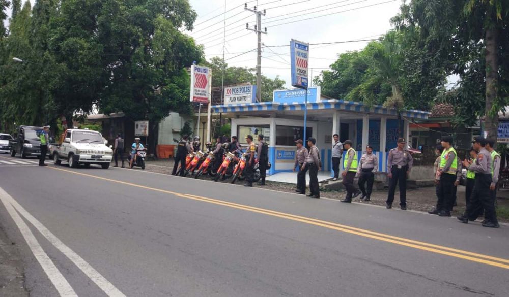 Sejumlah personel dari Polres Tulungagung melakukan penyekatan suporter