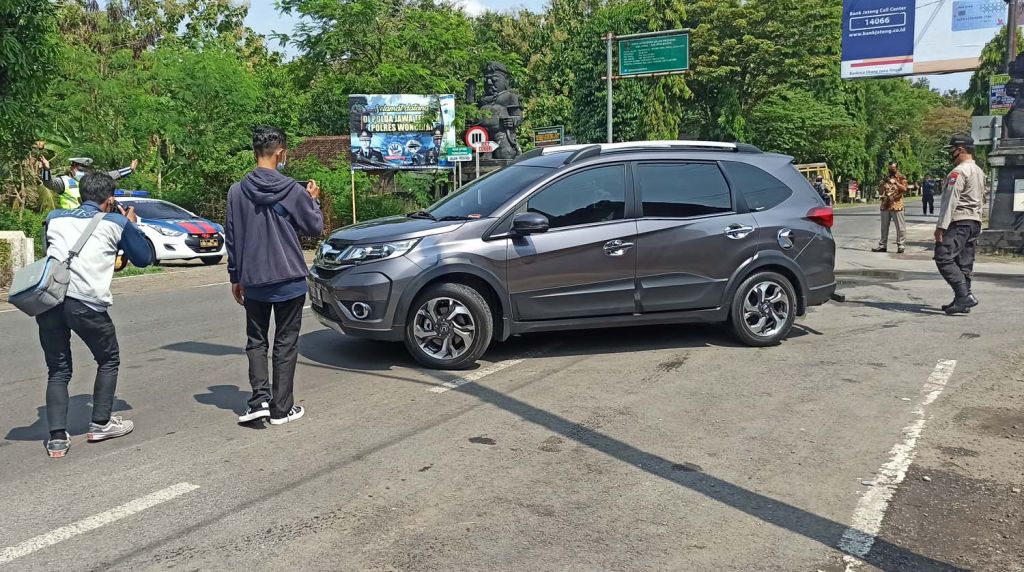 Anggota Satlantas Polres Ponorogo menghalau kendaraan