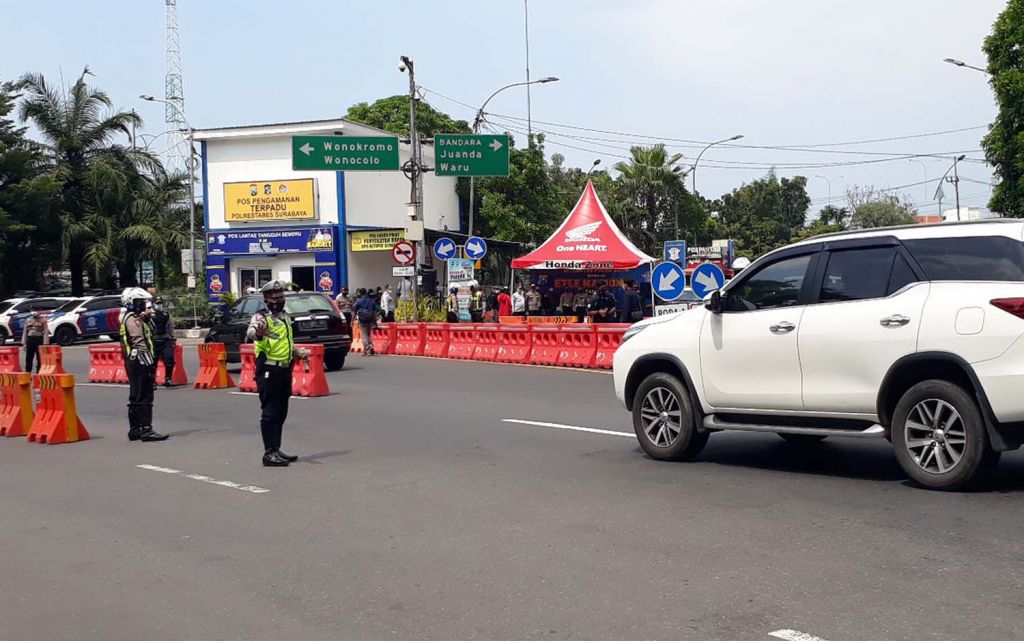 Penyekatan di pintu masuk Kota Surabaya (Foto: Dok. jatimnow.com)