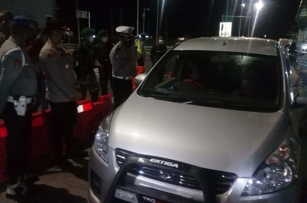 Penyekatan di pintu masuk Probolinggo