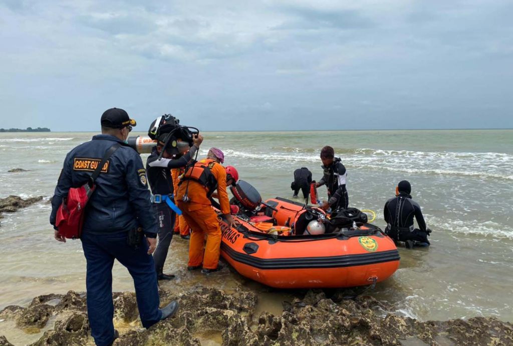 Tabrakan Kapal di Perairan Gresik, Tim Penyelam Dikerahkan Cari 5 ABK