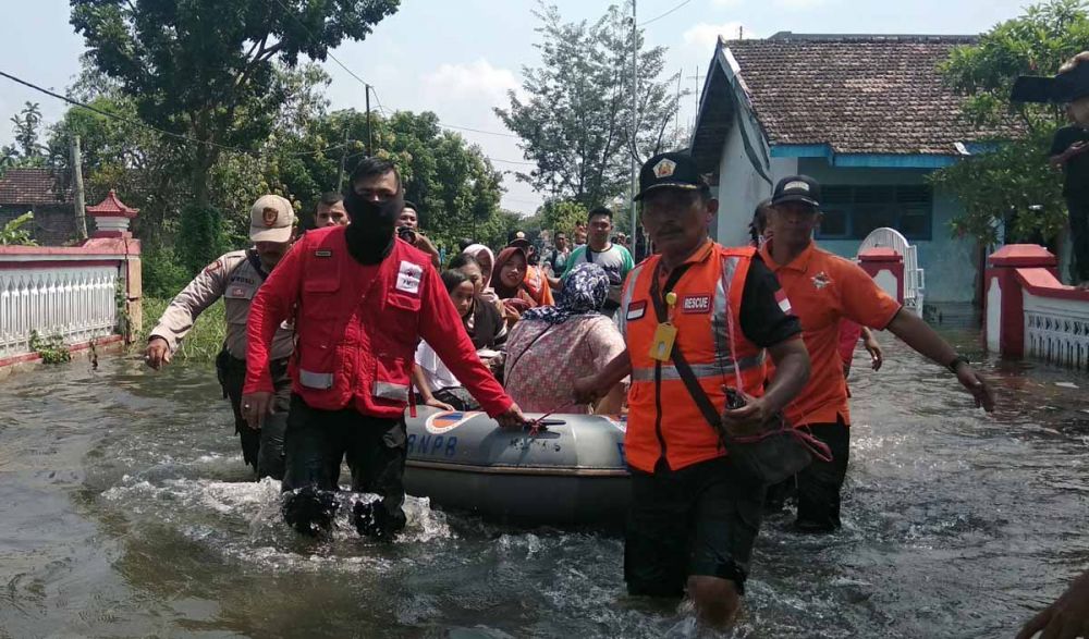 Proses evakuasi ibu hendak melahirkan dari desanya yang terendam banjir