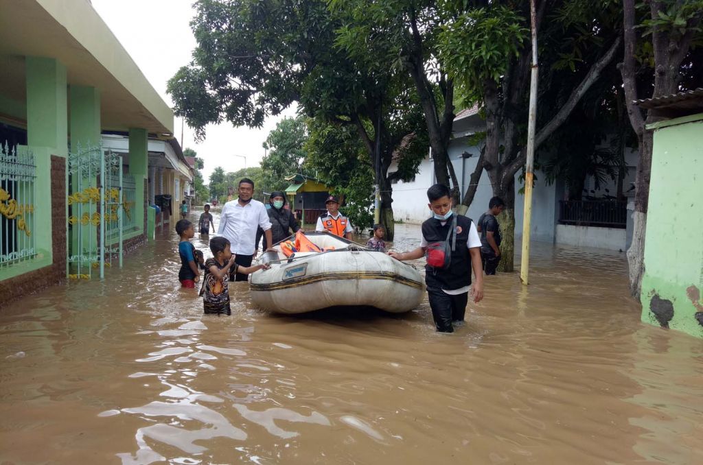 Cerita Dramatis di Balik Penyelamatan Korban Banjir Kota Pasuruan