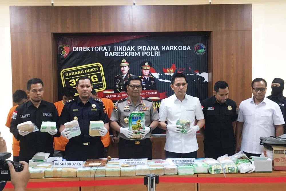 Karopenmas Polri Brigjen Pol RP Argo Yuwono didampingi Wadir Tipidnarkoba Bareskrim Polri Kombes Pol Krisno H Siregar membeberkan barang bukti narkoba jenis sabu