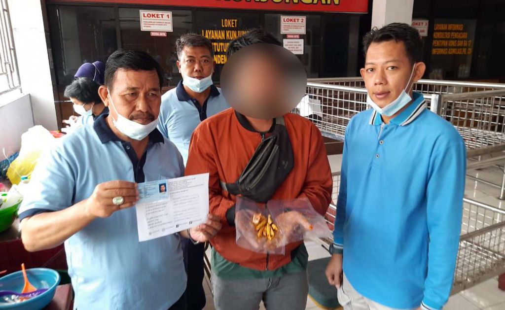 Petugas Rutan Medaeng mengamankan pengirim barang diduga sabu dalam perut ikan