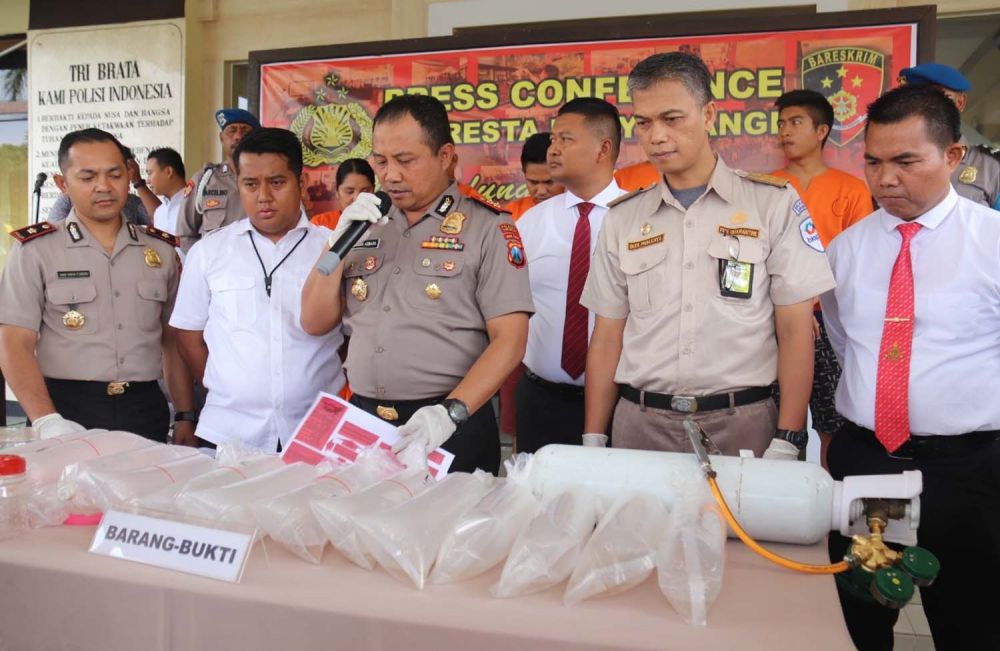 Kapolresta Banyuwangi AKBP Arman Asmara Syarifuddin membeberkan barang bukti benih lobster dan para pelaku