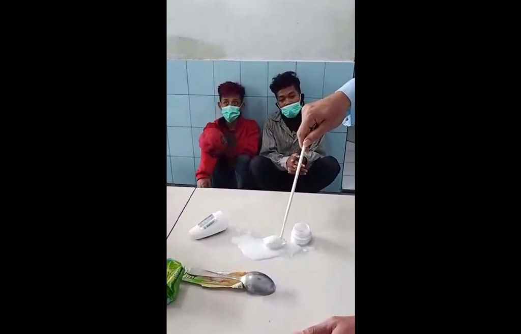 Barang bukti dan dua orang pembawanya saat diperiksa di Rutan Ponorogo