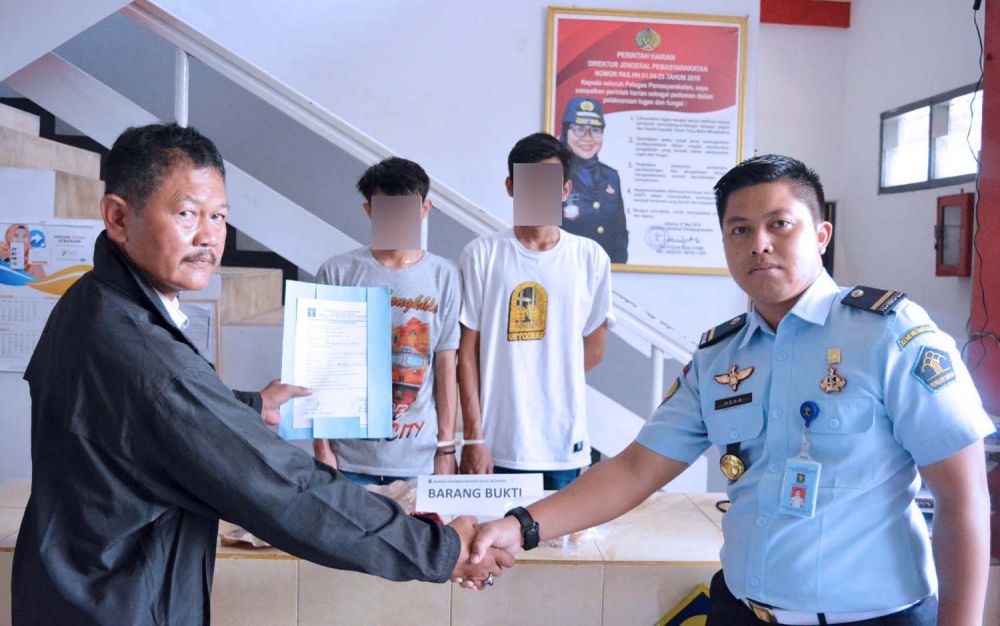 Dua pemuda penyelundup pil koplo ke Rutan Bangil Pasuruan diserahkan ke polisi