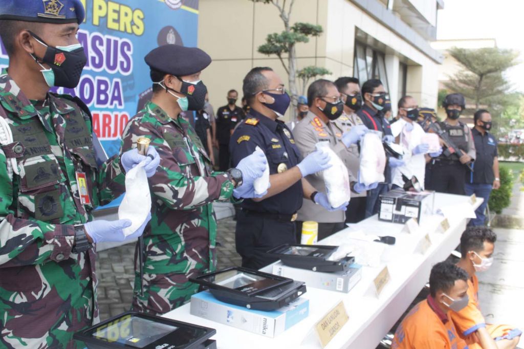 Pers rilis ungkas kasus penyelundupan 6 kg sabu dari Malaysia ke Madura di Mapolresta Sidoarjo