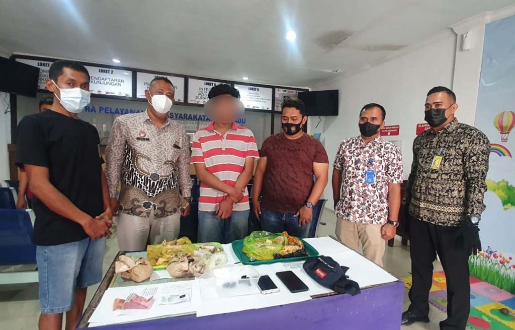 Pembawa barang diduga sabu dalam ikan bandeng bersama barang bukti diamankan petugas Rutan Gresik