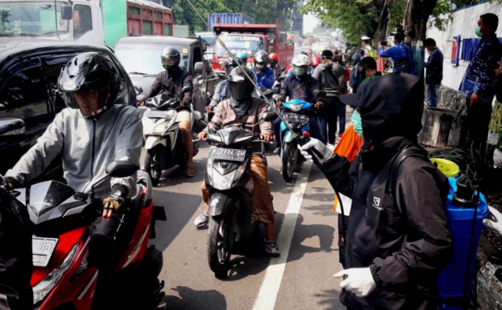 Pengendara dari Surabaya Disemprot Disinfektan Sebelum Masuk Gresik